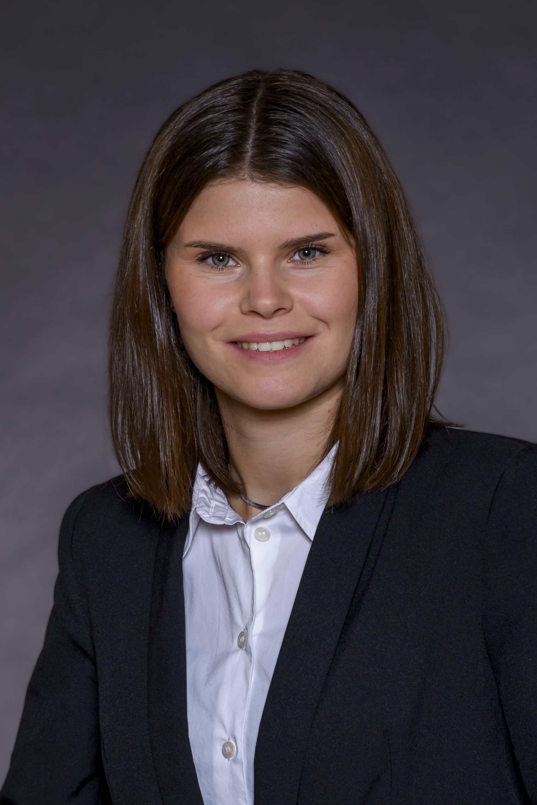 Farbiges Porträt von Anwältin Lina Wirth mit Tätigkeitsschwerpunkt Mietrecht und Arbeitsrecht in Aschaffenburg